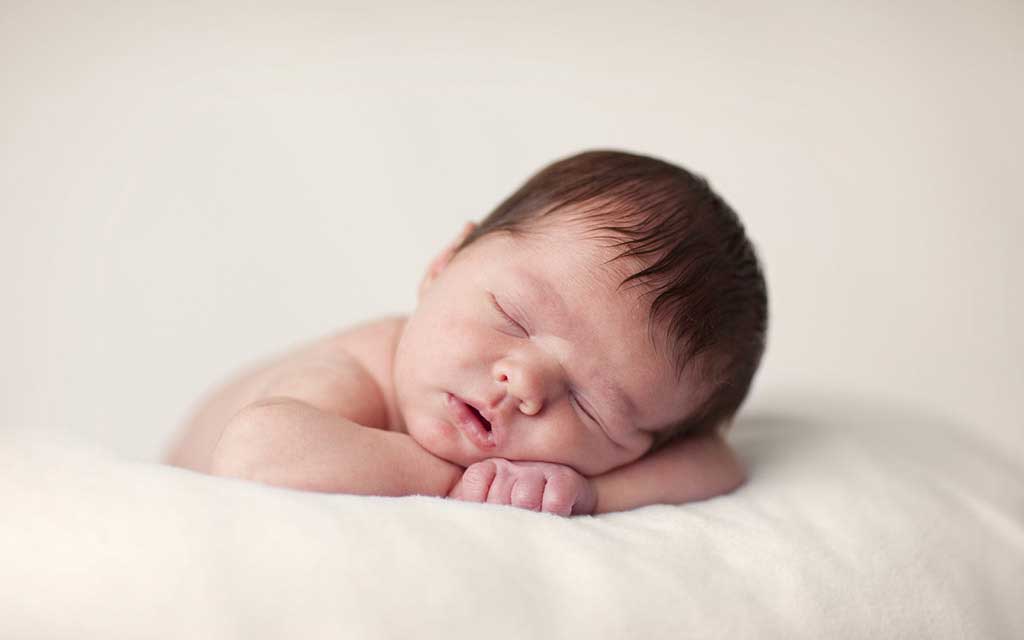 خواب نوزاد تازه متولد شده